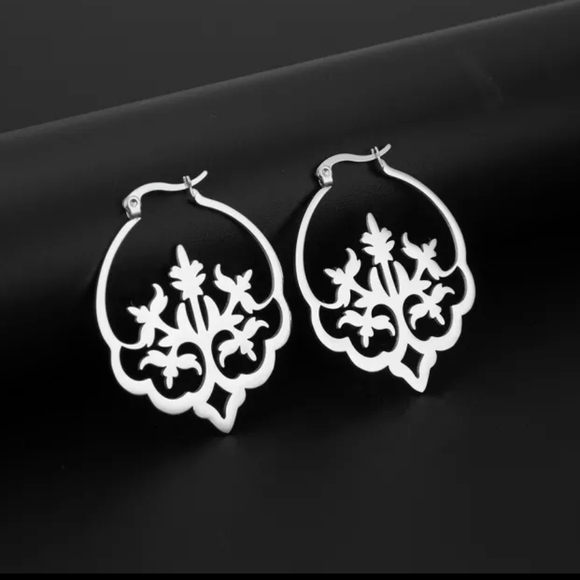 Silver Toned Earrings - Picture 1 of 4
